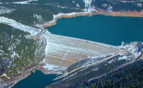 A photo of a dam in winter