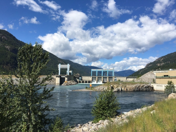 A photo of a dam with a river in the foreground